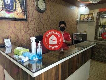 Hotel Oyo 49598 Adyah Comforts