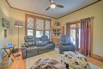 Luxe Germantown Home With Deck, Fire Pit And Yard