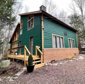 Poconos 3br,2ba Lake Home W/ Hot Tub. Near Jack Frost Ski & Kalahari