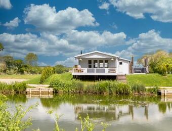 New Stunning Lake View Log Cabin With Hot Tub!