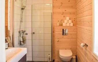 Amazing Home In Reinsvoll With Jacuzzi And 4 Bedrooms