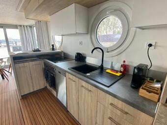 Luxurious Houseboat - Modern