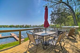 Serene Lakefront Escape Boat Dock And Grill!