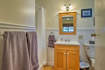 Picturesque Cottage With Sunroom On Ashmere Lake!