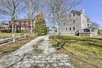 Multi-level Marion House Loft, Deck And Ocean Views