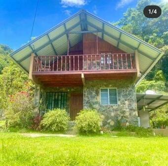 Caba�a Familiar Rodeada De Monta�as