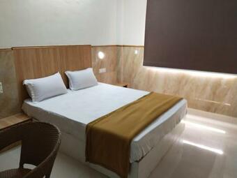 Hotel Uk Inn Rooms Cafe &veg Restaurant