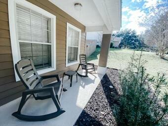 Spacious Getaway - Private Led Pool & Ping Pong