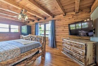 Idyllic Lakeview Lodge With Private Hot Tub!