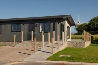 Honeysuckle Lodge, 2 Roadford Lake Lodges