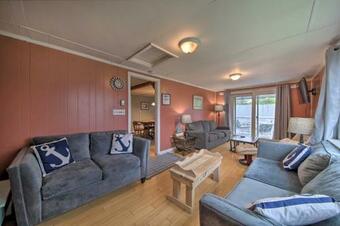 Pet-friendly Togus Pond Home Kayak And Canoe!