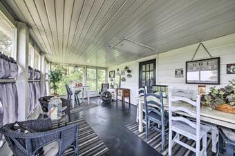 Traditional Country Home In De Soto With Yard!