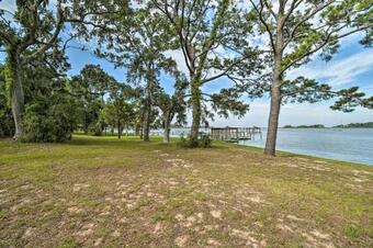 Waterfront Retreat, Near Fishing And Boating!