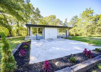 Gorgeous Renovated Home With Open Floor Plan And Large Lot