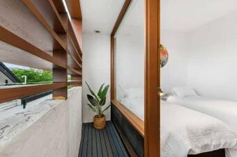 Apartamento Hitchcock Getaway -main Street Loft, 150m To Beach