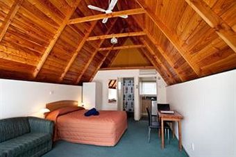 Mountain Chalets Motel