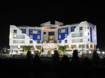 Golden Park Hotel & Resort