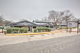 Kingston Cabin With Easy Access To Lake Texoma!