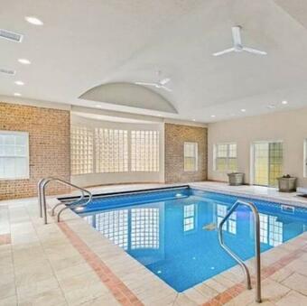 5 Bedroom Home Indoor Pool & Privatetennis Court