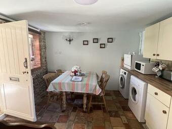 2 Bed Flint Cottage Walking Distance To Beach