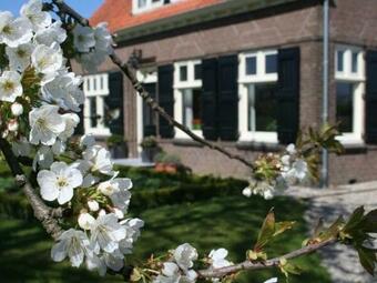 Agroturismo Spacious Farmhouse In Ijzendijke With Garden