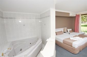 Island Palms Motor Inn