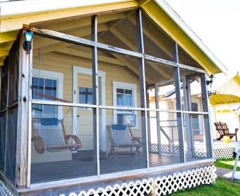 Half Moon Motel & Cottages