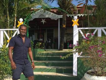 Hostal Pele's Windsong Wood Cottage On The Beach