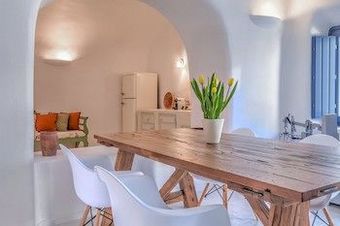 Hostal Luna Santorini Suites