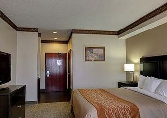 Hotel Comfort Inn & Suites (.)