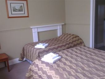 Hostal The Crown Hotel