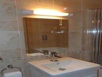 Hostal The Britannia Inn & Waves Restaurant