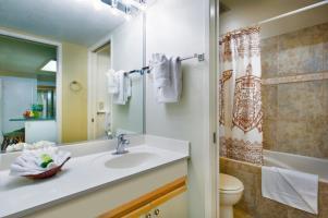 Hotel Aston At The Maui Banyan