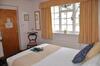 Hostal The Paddock Guest House