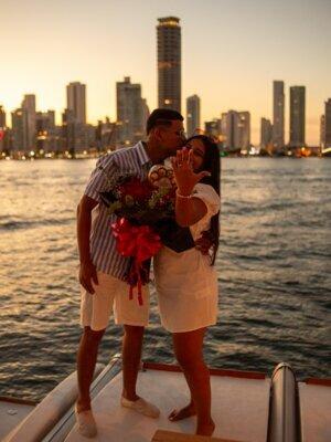 Propuesta especial de matrimonio a bordo de un barco 